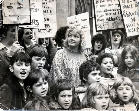 Erin Pizzey Campaigner Novelist And Founder Of The First Women's Shelters Pictured In 1976 Outside The High Court With Campaigners Battling To Keep Women's Shelters Open In Chiswick.