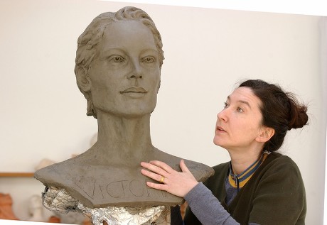 Sculptor Jane Mcadam Freud Daughter Of Artist Lucian Freud And A Bust Of Victoria Getty. Pic:keith Waldegrave 20/04/04 Bust Of Victoria Getty.