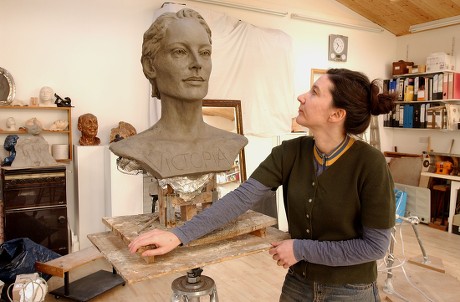Sculptor Jane Mcadam Freud Daughter Of Artist Lucian Freud And A Bust Of Victoria Getty. Pic:keith Waldegrave 20/04/04.