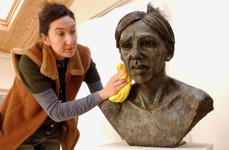 Sculptor Jane Mcadam Freud Daughter Of Artist Lucian Freud Polishes A Bust Of Her Half Sister Annabel. Pic:keith Waldegrave 20/04/04.