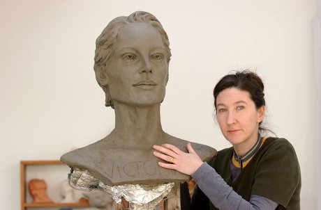 Sculptor Jane Mcadam Freud Daughter Of Artist Lucian Freud And A Bust Of Victoria Getty. Pic:keith Waldegrave 20/04/04.
