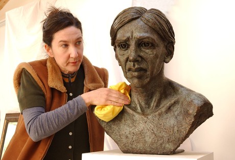 Sculptor Jane Mcadam Freud Daughter Of Artist Lucian Freud Polishes A Bust Of Her Half Sister Annabel. Pic:keith Waldegrave 20/04/04.