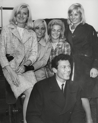 Lionel Blair And His Dancers Arrive Back In London After A Tour Of The Far East. Dancers Are Diana Williams Jackie Irving Eithne Milne And Jennifer Wright (no Order Given). Box 718 722111624 A.jpg.