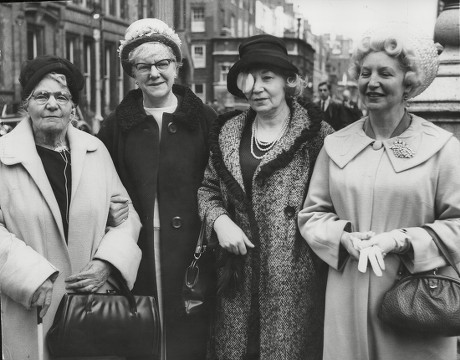 Pictured L-r: Eliza Booth Mother Of Comedian George Formby And Her Daughters Mary Anderson Louisa Dehales And Ethel Corless Attending The London Probate Court To Contest The Will Of The Deceased Comedian. (for Full Caption See Version) Box 720 405121