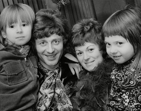 Tony Burrows Singer With Pop Group 'edison Lighthouse' With His Wife Jill And Children Cindy (6) And Mandy (3). Box 737 210031745 A.jpg.
