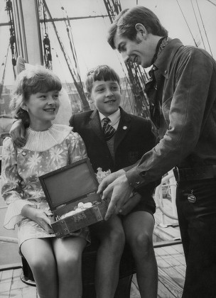 Radio D.j. Dave Cash Presenting First Prize To Dawn Page Of Sydenham And Geoffrey Lawrence In A Recent Ovaltiners' Club 'treasure Hunt' Competition. Box 741 621031736 A.jpg.