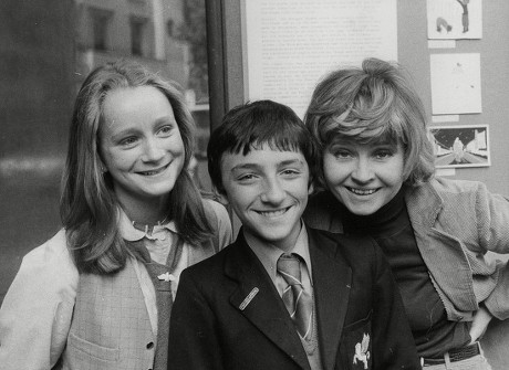 Lucinda Chambers (l) 17-year-old Schoolgirl Winner Of 'save The Children' Christmas Card Competition With Actress Prunella Scales And Fernando Cecchi. Lucinda Went On To Become Fashion Director At Vogue Magazine. Box 742 828031741 A.jpg.