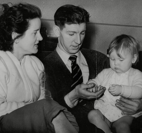 Footballer Roy Clarke And Wife With Their Baby Daughter Jane. Box 751 92404178 A.jpg.