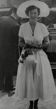 Hermione Hoare After Her Wedding To Lord Colwyn (frederick Smith 2nd Baron Colwyn). Box 757 218051717 A.jpg.