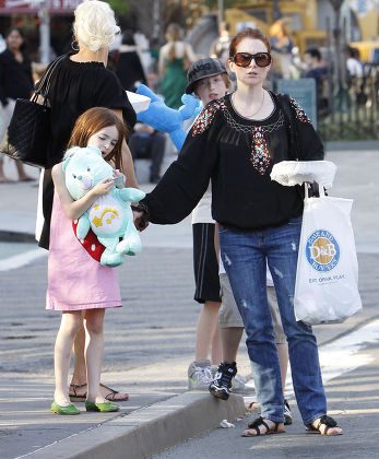 Julianne Moore and children out and about, New York, America - 25 Apr 2009