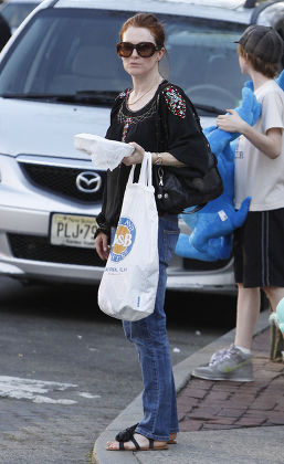Julianne Moore and children out and about, New York, America - 25 Apr 2009