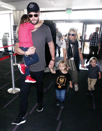 Chris Hemsworth and Elsa Pataky at LAX International Airport, Los Angeles, USA - 17 Oct 2017