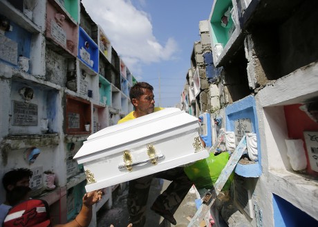 Filipino Mourner Carries Coffin Child During - Foto de stock de ...