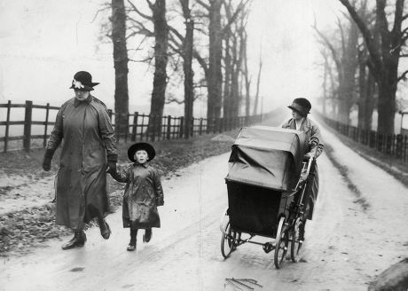 Picture Shows Viscount Lascelles (3) (now The 7th Earl Of Harewood) Pictured With Nannies Taking A Stroll In Goldsborough Village He Is A Cousin Of The Queen His Mother Was Mary The Princess Royal. (filed In Main Library Lp-3f)