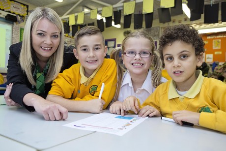 Financial Education Lesson. Leah Ashby-lincoln Bank Staff At The Yorkshire Building Society Teaching Finance At Bursted Wood Primary School Bexleyheath With Pupils ( Left To Right) Charlie Lazell Emily Biggs And Ahmend Rashid All Aged 8.