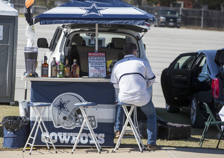 Photo: NFL fans tailgate on Thanksgiving Day at AT&T Stadium -  ARL2015112601 