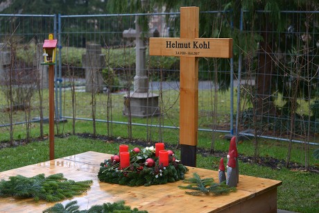 Grave of late Helmut Kohl with Christmas decoration, Speyer, Germany - 21 Dec 2017