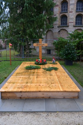 Grave of late Helmut Kohl with Christmas decoration, Speyer, Germany - 21 Dec 2017