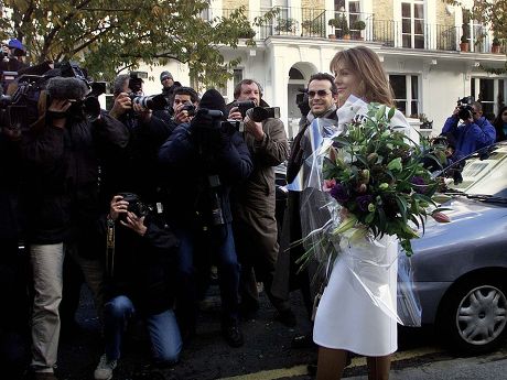 Liz Hurley Leaves Her Home With Friend Henry Dent-brocklehurst. British Actress Liz Hurley Smiles At Photographers As She Leaves Her Home In West London November 9 2001. Hurley Announced Yesterday That She Is Expecting Her First Baby In April Next Ye