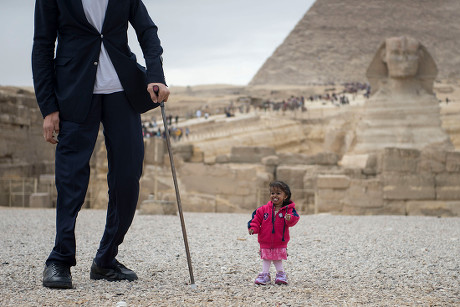 World's tallest man and shortest woman visit Egypt, Giza - 26 Jan 2018