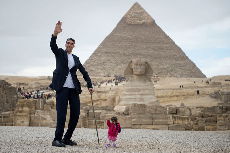 World's tallest man and shortest woman visit Egypt, Giza - 26 Jan 2018