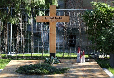 Grave of late Helmut Kohl with Christmas decoration, Speyer, Germany - 22 Feb 2018