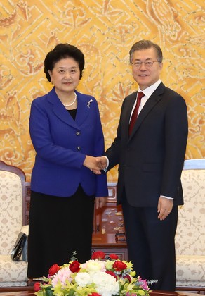 South Korean President Moon Jae-in host Chinese Vice Premier Liu in Seoul, Korea - 26 Feb 2018