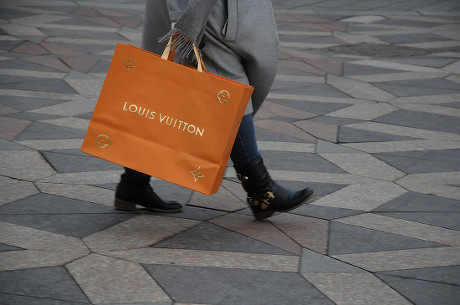 SHOPPERS with LOUIS VUITTON SHOPPING BAG Editorial Photo - Image