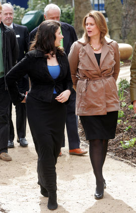 Sarah Brown And Nigella Lawson Open Maggies Cancer Centre In Fulham Palace Road London. Picture Jeremy Selwyn 29/04/2008