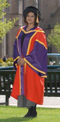Meera Syal Comedian And Writer Receives An Honorary Doctorate Of Letters From University Of Manchester Dean And President Prof. Alan Gilbert. Pic Bruce Adams / Copy Manchester 11/5/06