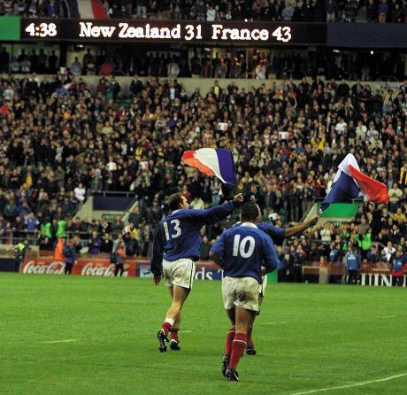 Rugby Union World Cup 1999 : Semi-final : New Zealand V France .. Pic: France Celebrate Winning The Match 43-31 New Zealand 31-43 France Twickenham Nzl T- Lomu 2 Wilson C- Mehrtens 2 P- Mehrtens 4 Fra T- Lamaison Dominici Dourthe Bernat-salles C- Lam