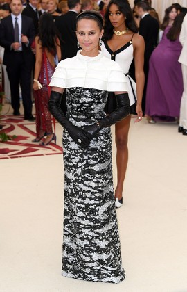 Photo : Alicia Vikander Met Gala (Met Ball, Costume Institute Benefit) 2018  célébrant l'ouverture de l'exposition Heavenly Bodies: Fashion and the  Catholic Imagination, au Metropolitan Museum of Art à New York, le