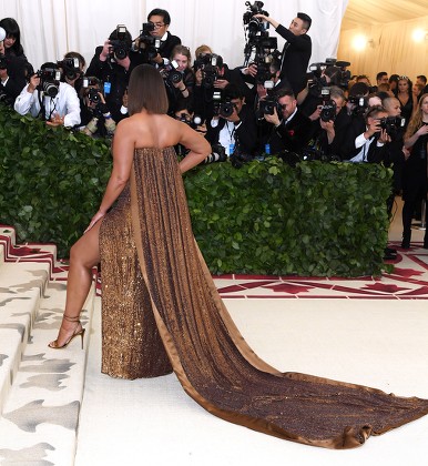 Photo : Alicia Vikander Met Gala (Met Ball, Costume Institute Benefit) 2018  célébrant l'ouverture de l'exposition Heavenly Bodies: Fashion and the  Catholic Imagination, au Metropolitan Museum of Art à New York, le