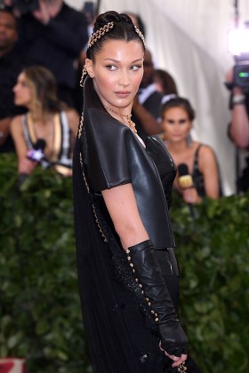 Photo : Alicia Vikander Met Gala (Met Ball, Costume Institute Benefit) 2018  célébrant l'ouverture de l'exposition Heavenly Bodies: Fashion and the  Catholic Imagination, au Metropolitan Museum of Art à New York, le