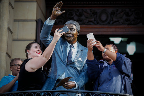 Nelson Mandela statue unveiled at Cape Town City Hall, South Africa - 24 Jul 2018