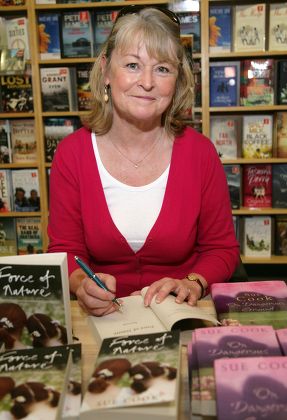 Sue Cook at Borders to promote her book 'Second Nature', Oxford, Britain - 18 Jul 2009