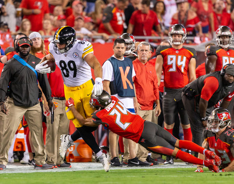 Tampa, Florida, USA. 24th Sep, 2018. Pittsburgh Steelers tight end Vance  McDonald (89) makes the catch and stiff arms Tampa Bay Buccaneers defensive  back Chris Conte (23) then runs down the sideline