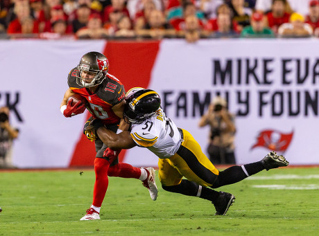 Tampa, Florida, USA. 24th Sep, 2018. Pittsburgh Steelers tight end Vance  McDonald (89) makes the catch and stiff arms Tampa Bay Buccaneers defensive  back Chris Conte (23) then runs down the sideline