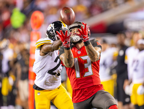 Tampa, Florida, USA. 24th Sep, 2018. Pittsburgh Steelers tight end Vance  McDonald (89) makes the catch and stiff arms Tampa Bay Buccaneers defensive  back Chris Conte (23) then runs down the sideline