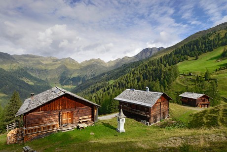 750 Alpine chalet Stock Pictures, Editorial Images and Stock Photos