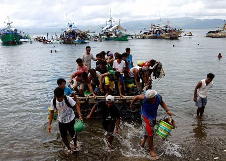 Filipino Fishermen Disembark Makeshift Raft Fishing Editorial Stock ...
