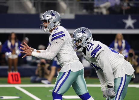 Arlington, Texas, USA. 22nd Nov, 2018. Nov. 22, 2018. Cowboys fans greet  mascot Rowdy during warmups as the Washington Redskins played the Dallas  Cowboys in an NFL game on Thanksgiving Day at