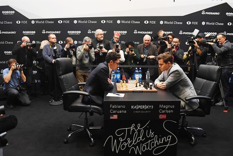 London, UK. 26 November 2018. Magnus Carlsen (R) of Norway
