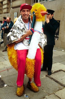 1983 COMEDIAN BERNIE CLIFTON TAKING PART IN THE 1983 LONDON MARATHON