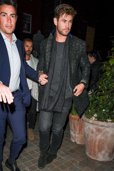 Chris hemsworth sale chelsea boots