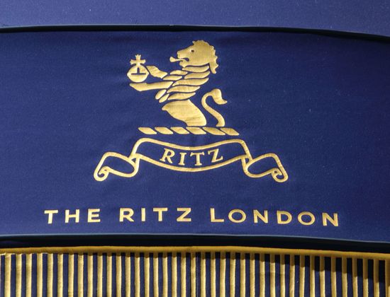 Logo Ritz Iconic London Hotel On - Foto de stock de contenido editorial ...