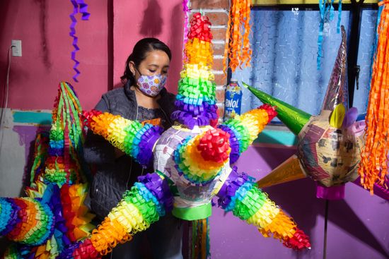 Greenville woman makes custom piñatas, Local News