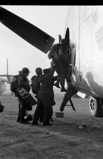 Soldier Boarding Plane During Korean War Editorial Stock Photo - Stock ...