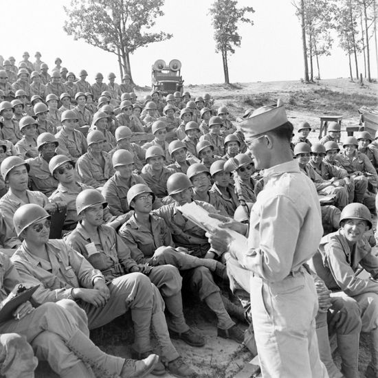 Officer Instructing Soldiers During Training World Editorial Stock ...