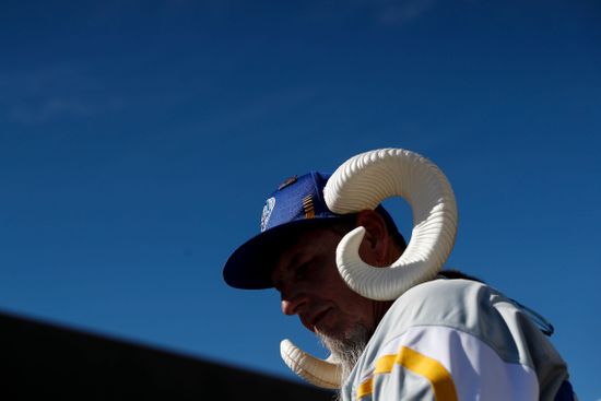 Photo: Rams' fan wears hat with horns - PXP2018122310 